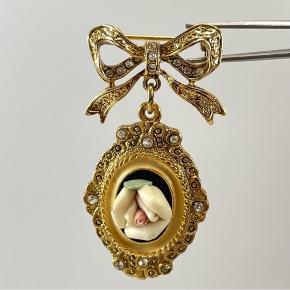 1928 Jewelry Brooch, Bow with Rose Cameo, Victorian, Porcelain Rose, Rhinestone - Picture 1 of 8